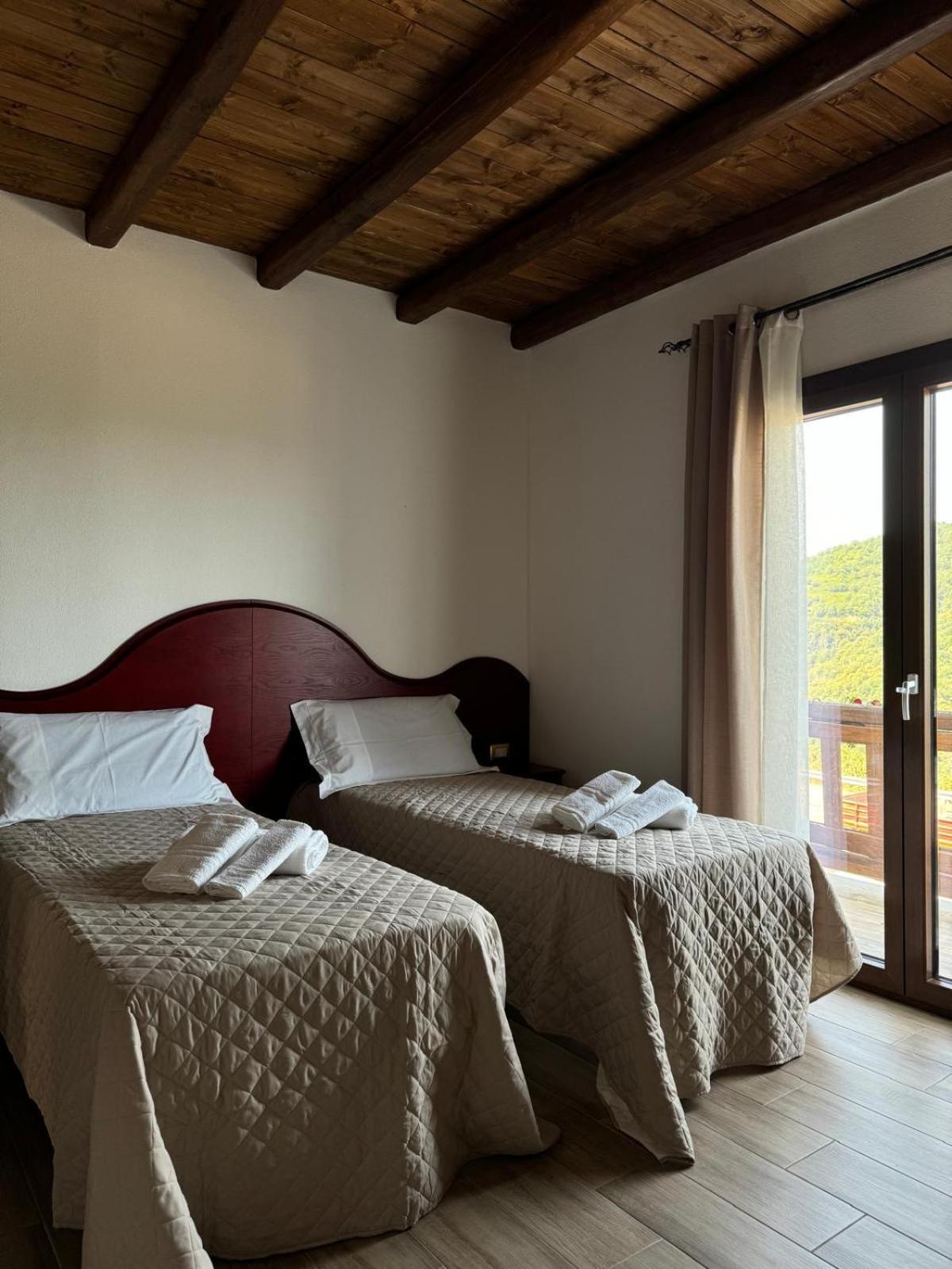 Bed and Breakfast Is Cubas Desulo Esterno foto