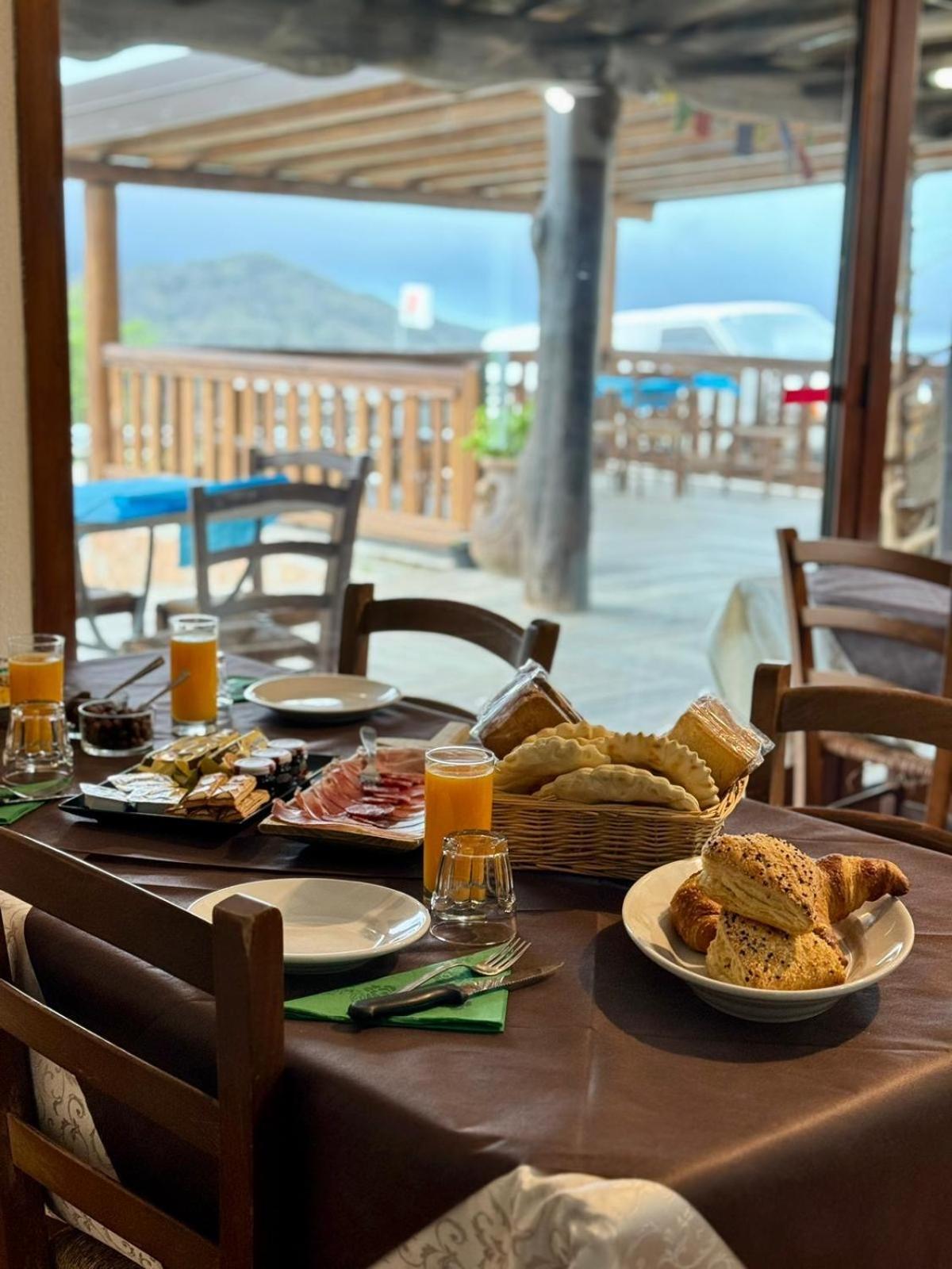 Bed and Breakfast Is Cubas Desulo Esterno foto